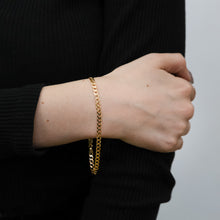 Load image into Gallery viewer, 9ct Yellow Gold Superflat Light 95 Gauge Curb 21cm Bracelet